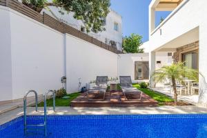 a swimming pool in the backyard of a house at Villa Luna Bodrum, Özel Isıtmalı Havuzlu in Ortakent