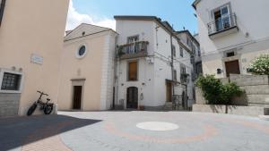 a building with a bike parked in front of it at Didinas room in Potenza