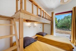 two bunk beds in a room with a window at Le Cocon Vendéen Chambres D'hôtes in Saint-André-Goule-dʼOie