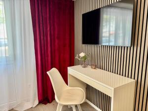 a white desk and a white chair in a room at Prime Host Dream Deluxe in Karlsruhe