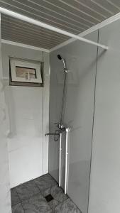 ein Badezimmer mit einer Dusche in der Ecke eines Zimmers in der Unterkunft KölToo in Barskoon + 5 Fotos