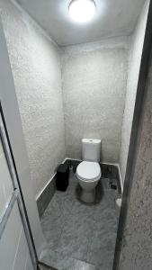 ein kleines Badezimmer mit Toilette in einem Zimmer in der Unterkunft KölToo in Barskoon