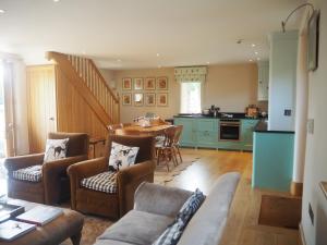a kitchen and dining room with a table and chairs at Hobbs Hole Cottage in Great Tew