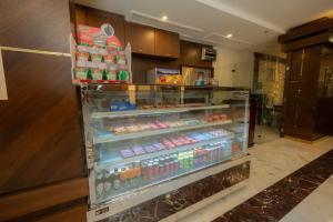 Qasr Arin Aprtments For Serviced Apartments شقق قصر ارين للشقق المخدومة في جدة: واجهة عرض في متجر تحتوي على أطعمة ومشروبات