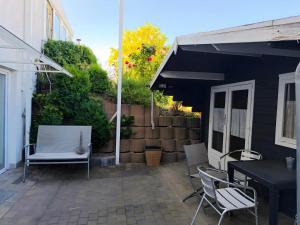 a patio with chairs and a table and a fence at Ferienwohnung im Rotkäpchenland in Schwalmstadt