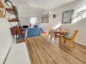 a living room with a table and chairs and a couch at Charmant Duplex au cœur de Vernon proche gare et Giverny in Vernon