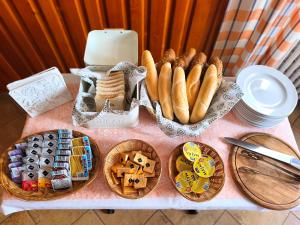 a table topped with baskets of food and cookies at Ubytování U Tajčů in Dolní Beřkovice
