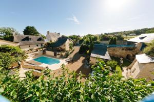 an aerial view of a house with a swimming pool at L'Antre quatre- 4p- Piscine partagée- Site troglodytique in Fontaine-Milon