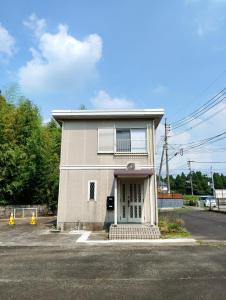 a small building with a window and a door at ゲストハウス紗乃葉 - Suzunoha in Bōchū