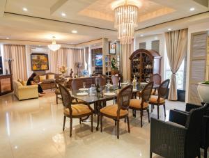 a dining room with a table and chairs at The Canley Boutique Hotel Ortigas Pasig Metro Manila in Manila