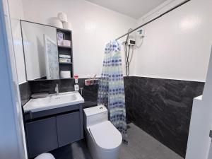a bathroom with a sink and a toilet and a shower at Jabs cabin 2 in Angeles
