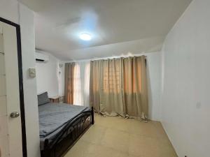 a small bedroom with a bed and a window at Jabs cabin 2 in Angeles