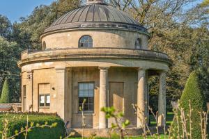 a building with a dome on top of it at Bath Lodge in Bristol
