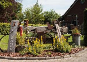 a garden with a bike and flowers in a yard at Auszeit an der Jümme in Detern