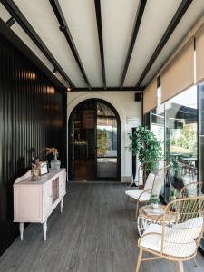 a lobby with chairs and a table and a door at L'École Villa Nature in Abrantes