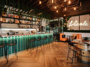 a restaurant with a green bar with stools at L'École Villa Nature in Abrantes +33 photos