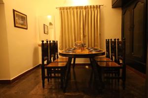 a dining room table and chairs in a room at Princess Bungalow Stay Madurai in Tirupparangunram