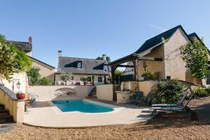 a backyard with a swimming pool and a house at L'Antre-neuf - 9p, piscine, arrivée autonome, wifi in Fontaine-Milon