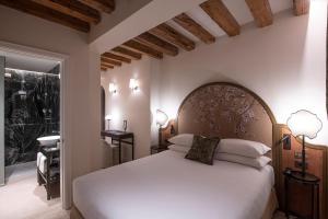 a bedroom with a large white bed in a room at Palazzo De Polo in Venice