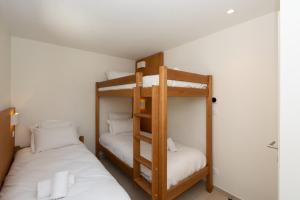 two bunk beds in a small room at Versants - La Croix Valmer in La Croix-Valmer