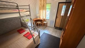 ein kleines Zimmer mit zwei Etagenbetten und einem Schreibtisch in der Unterkunft Hotel Veagles in Narva-Jõesuu
