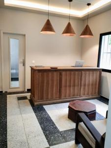 a lobby with a desk with a laptop on it at Nomads Kodjoviakopé in Lomé