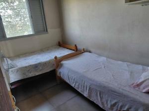 two beds in a small room with a window at Estância arco iris in Regente Feijó +27 photos
