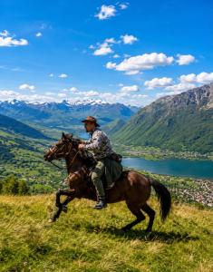 Ein Mann reitet auf einem Pferd einen Hügel hinauf in der Unterkunft Sunset Hotel in Plav