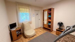 ein Wohnzimmer mit einem Sitzsack und einem Fernseher in der Unterkunft Hotel Veagles in Narva-Jõesuu