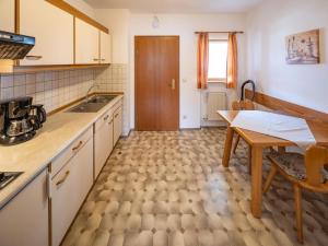 a kitchen with a table and a dining room at Appartementhaus Holmernhof I in Bad Füssing