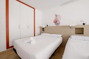 zwei Betten, die in einem Zimmer nebeneinander stehen in der Unterkunft Hotel Terranova in Pas de la Casa