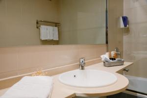 ein Badezimmer mit Waschbecken und Spiegel in der Unterkunft Hotel Terranova in Pas de la Casa