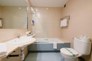 ein Badezimmer mit Toilette, Waschbecken und Badewanne in der Unterkunft Hotel Terranova in Pas de la Casa + 25 Fotos