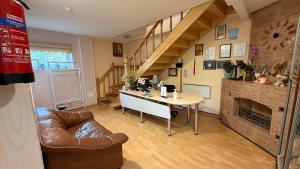 ein Wohnzimmer mit Schreibtisch und Kamin in der Unterkunft Hotel Veagles in Narva-Jõesuu