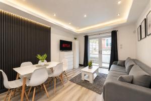 a living room with a couch and a table at Family & Group House | 3 Baths | Sleeps 12 in Banbury