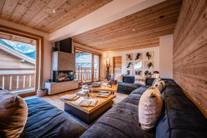 a living room with a couch and a table at Malago in Le Monêtier-les-Bains