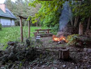 a fire in the yard with a picnic table at Czerpak in Małszewko