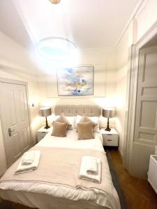 a bedroom with a bed with two towels on it at 'Maisie' in ApartNest Auchterarder in Auchterarder +2 photos