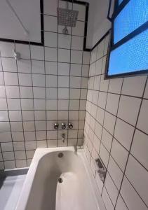a bath tub in a bathroom with a window at Lomar suite 2 - Depto céntrico Villa María in Villa María