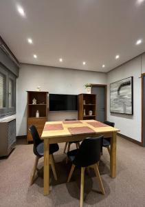 a dining room with a wooden table and chairs at Lomar suite 2 - Depto céntrico Villa María in Villa María