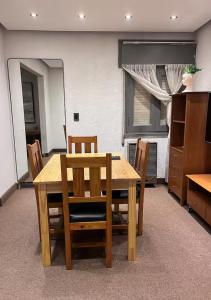 a wooden table and chairs in a room at Lomar suite 2 - Depto céntrico Villa María in Villa María