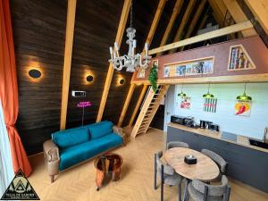 ein Wohnzimmer mit einem blauen Sofa und einem Tisch in der Unterkunft Garden Hotel in Kutaissi