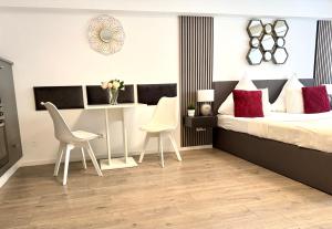 a bedroom with two chairs and a bed at Prime Host Dream Deluxe in Karlsruhe
