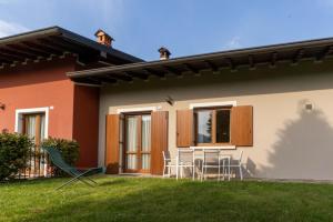 a house with chairs and a table in the yard at Casa Lucia 1 in Crone