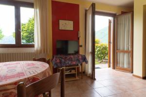 a room with a tv and a table and a televisionicterictericterswersswers at Casa Lucia 1 in Crone