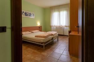 a bedroom with a bed and a window at Casa Lucia 1 in Crone