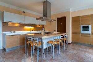 a kitchen with a island with bar stools at Casa Lucia 2 in Crone +20 photos