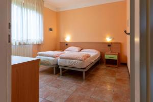 a bedroom with two beds in it with a window at Casa Lucia 2 in Crone