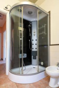 a glass shower in a bathroom with a toilet at Casa Lucia 2 in Crone