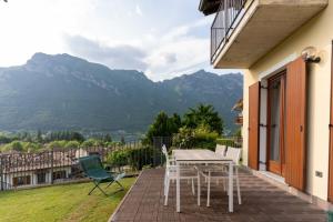 a balcony with a table and chairs and mountains at Casa Flora in Crone